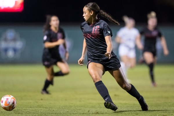 Freshman midfielder Jasmine Aikey dribbling the ball against University of Washington on Oct. 6, 2022. In her first NCAA Tournament appearance, Aikey scored four goals, leading Stanford to a dominant 6-0 victory. (Photo: JIM SHORIN/ISI Photos)