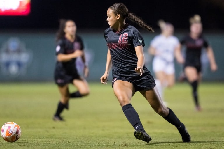 Freshman midfielder Jasmine Aikey dribbling the ball against University of Washington on Oct. 6, 2022. In her first NCAA Tournament appearance, Aikey scored four goals, leading Stanford to a dominant 6-0 victory. (Photo: JIM SHORIN/ISI Photos)