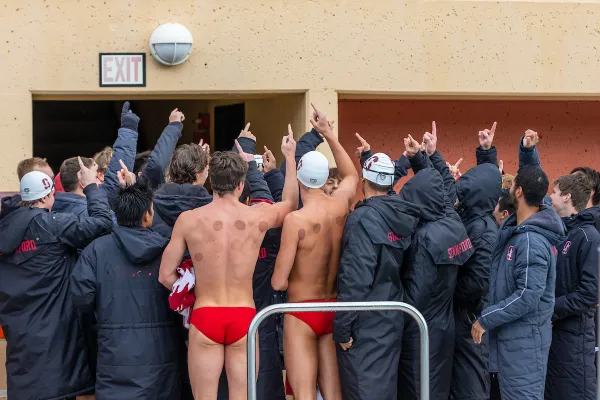 The men’s swimming team huddles up during a meet earlier this season against Pacific. (Photo: SCOTT GOULD/isiphotos.com)