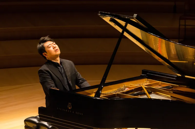 Lang Lang plays the piano at center stage.