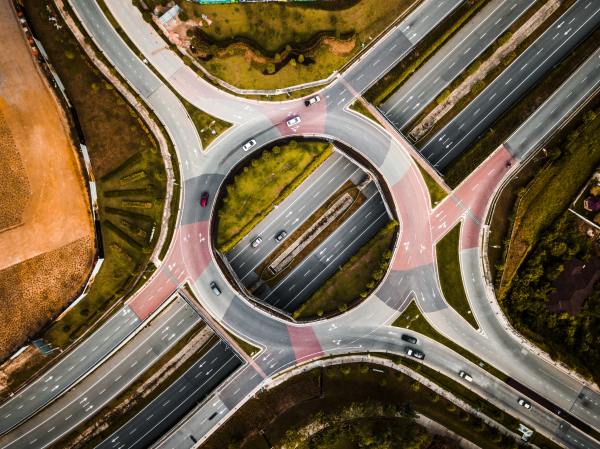 Bird's eye view of a roundabout.