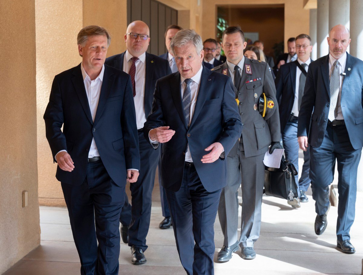 Finland's president walking with Michael McFaul