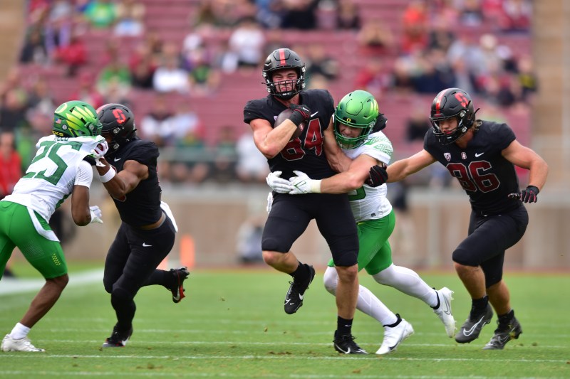 Senior tight end Benjamin Yurosek carries the ball against the Oregon Ducks on Saturday. Yurosek had two carries for 18 yards, but tallied zero receptions. (Photo: MICHAEL KHEIR/The Stanford Daily)