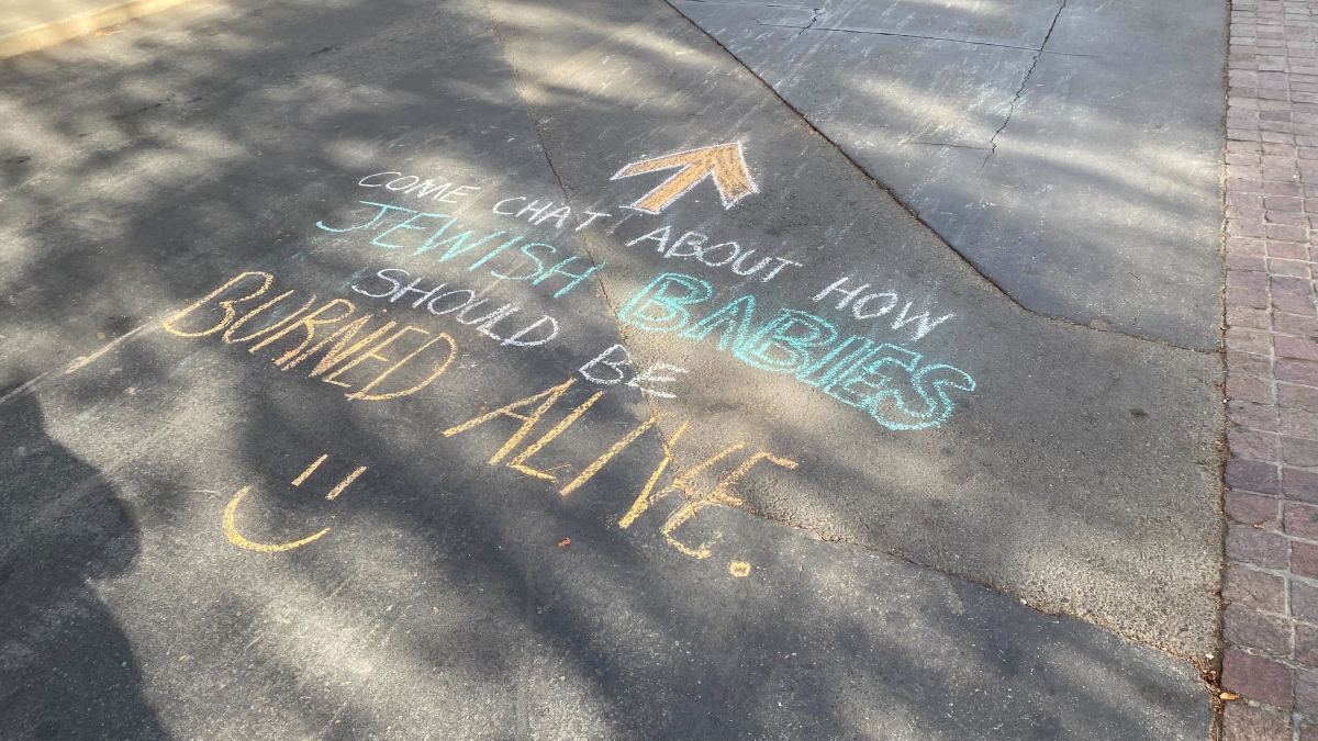 "Come chat about how Jewish babies should be burned alive" written in chalk alongside an arrow and a smiley face.
