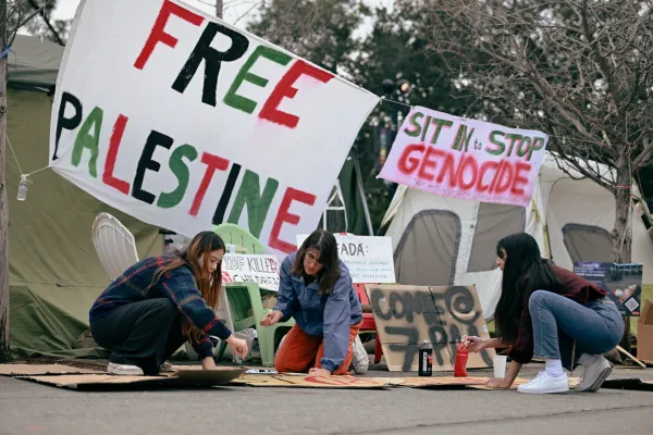 Students make signs for Palestine at an encampment in White Plaza in 2023. (Photo: CAYDEN GU/The Stanford Daily)