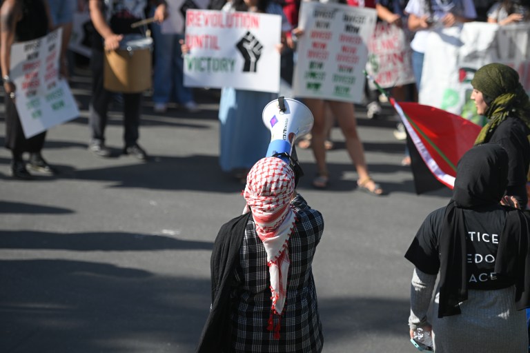 Students protested in solidarity with Palestinians in Gaza and pro-Palestine students at other universities. (Photo: CAYDEN GU/The Stanford Daily)