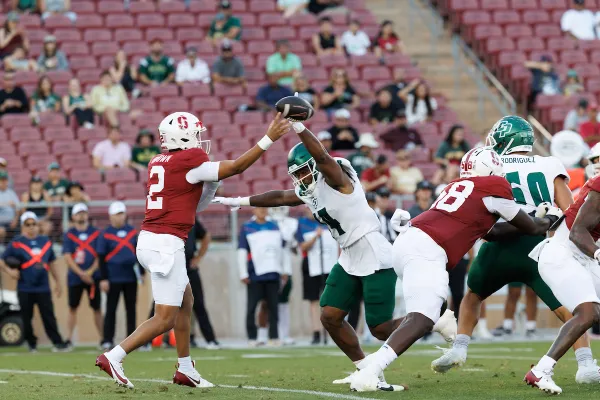 Elijah brown throws football against Cal Poly.