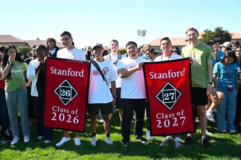 Stanford transfer students hold 'Class of 2026' and 'Class of 2027' banners.