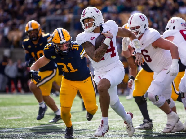 Football player runs with ball.