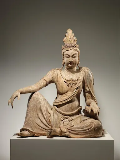 A sculpture of Water-Moon Guanyin from the Met, facing the viewer straight-on.