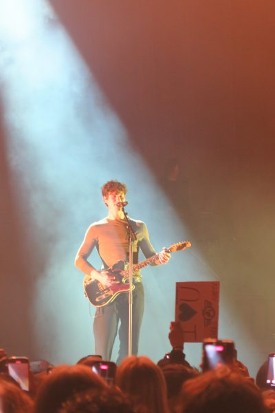 Shawn Mendes performing at Frost Amphitheater on Oct. 14. (Photo: NAOMI BREUER/ The Stanford Daily)