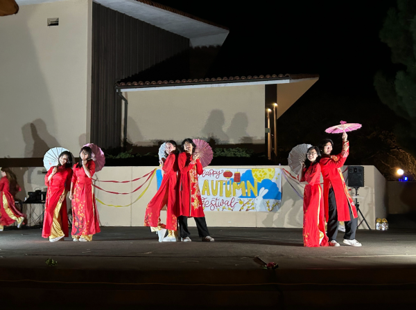 SVSA’s Late Autumn Festival featured several performances by student groups, including Stanford Múa Lạc Hồng. (Photo: ZOE GREENE/The Stanford Daily)