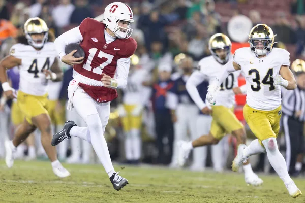 Charlie Mirer during a game against the University of Notre Dame at Stanford Stadium on Nov. 29. Mirer, son of former Notre Dame quarterback, made his collegiate debut Saturday night. (Photo: AL CHANG/ISI Photos)