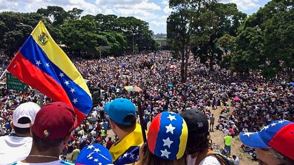 An image of Venezuelans marching against Maduro's leadership in 2017 (Courtesy of Wikimedia Commons).