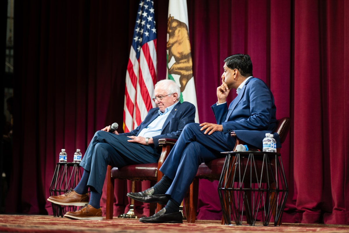Sanders, Khanna denounce role of AI in wealth inequality 2 Sanders and Khanna sitting down.