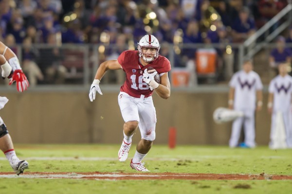 Austin Hooper runs the ball during a game against the University of Washington at Stanford Stadium on Oct. 24, 2015. Hooper is making his second appearance in the Super Bowl as a member of the Patriots. (Photo: KAREN HICKEY/ISI Photos)