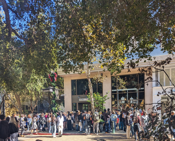 A crowd in Santana Row, San Jose. (Photo: ANNA YANG/The Stanford Daily)