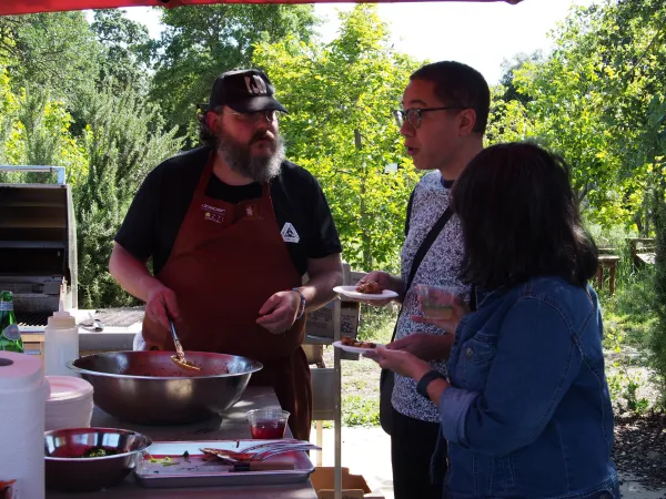 Chef Ramón Perisé speaks with attendees of the Fermentation Festival while cooking. (Photo: CHARLOTTE BURKS/The Stanford Daily)