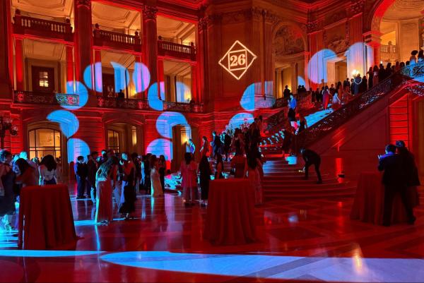 Seniors celebrate their last quarter at Stanford at Senior Formal in SF City Hall. (Photo: JAY GUPTA/The Stanford Daily)