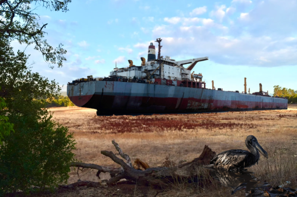 oil tanker on lake lag, not going anywhere anytime soon