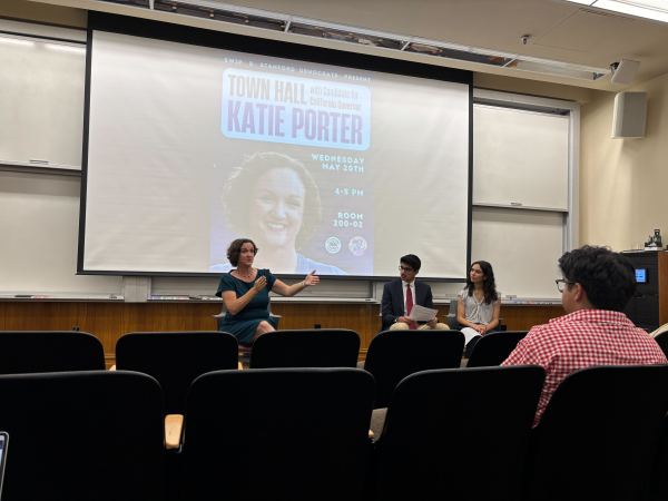 Katie Porter speaks to Stanford students in a conversation moderated by Ava Acevedo ’26 M.A. ’26 and Waleed Haider ’29. (Photo: Dilan Gohill/THE STANFORD DAILY)