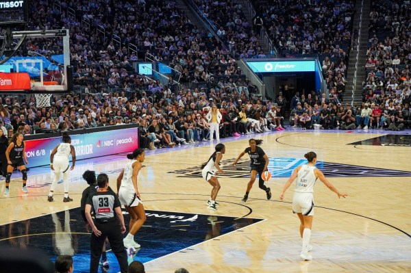 The Golden State Valkyries facing the Los Angeles Aces at Chase Center during Stanford night. (Photo: CAYLA WITHERS/The Stanford Daily)