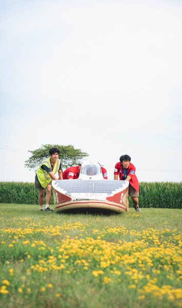 After racing for eight hours, the team prepares Azimuth for solar charging in Washington, IL. (Courtesy of Minoo Jang)