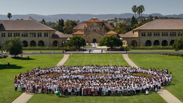 Stanford's class of 2030 gathers at the Oval for the annual frosh class picture. The class looks forward to their next four years with Cardinal athletics. (Photo: Kurt Hickman)