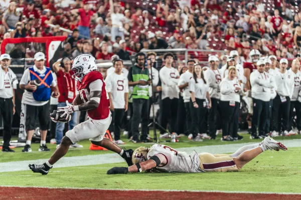 Micah Ford scores on a five-yard rushing touchdown in the third quarter against Elon University on Oct. 17. Ford finished with four touchdowns and 179 running yards. (Photo: OLIVER MARKS/The Stanford Daily)
