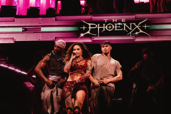 Kehlani and two backup dancers perform at Shoreline Amphitheatre.