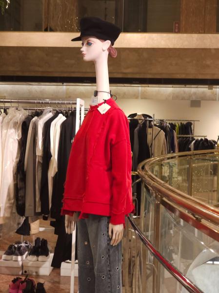Photo of clothed mannequin with elongated neck.